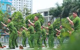Xem lực lượng công an thi điều lệnh, sử dụng võ thuật chiến đấu